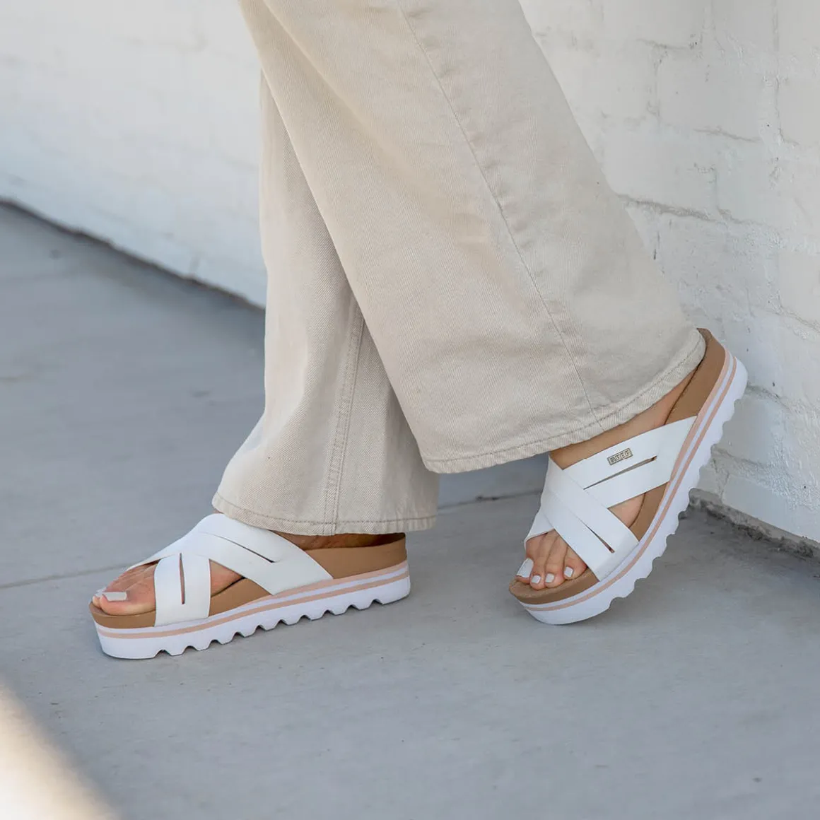REEF Cushion Bloom Hi | Women Sandals